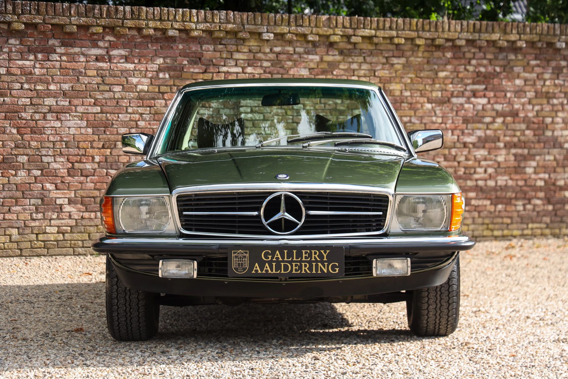 Mercedes-Benz 280 SLC "Completely green-colored" 9