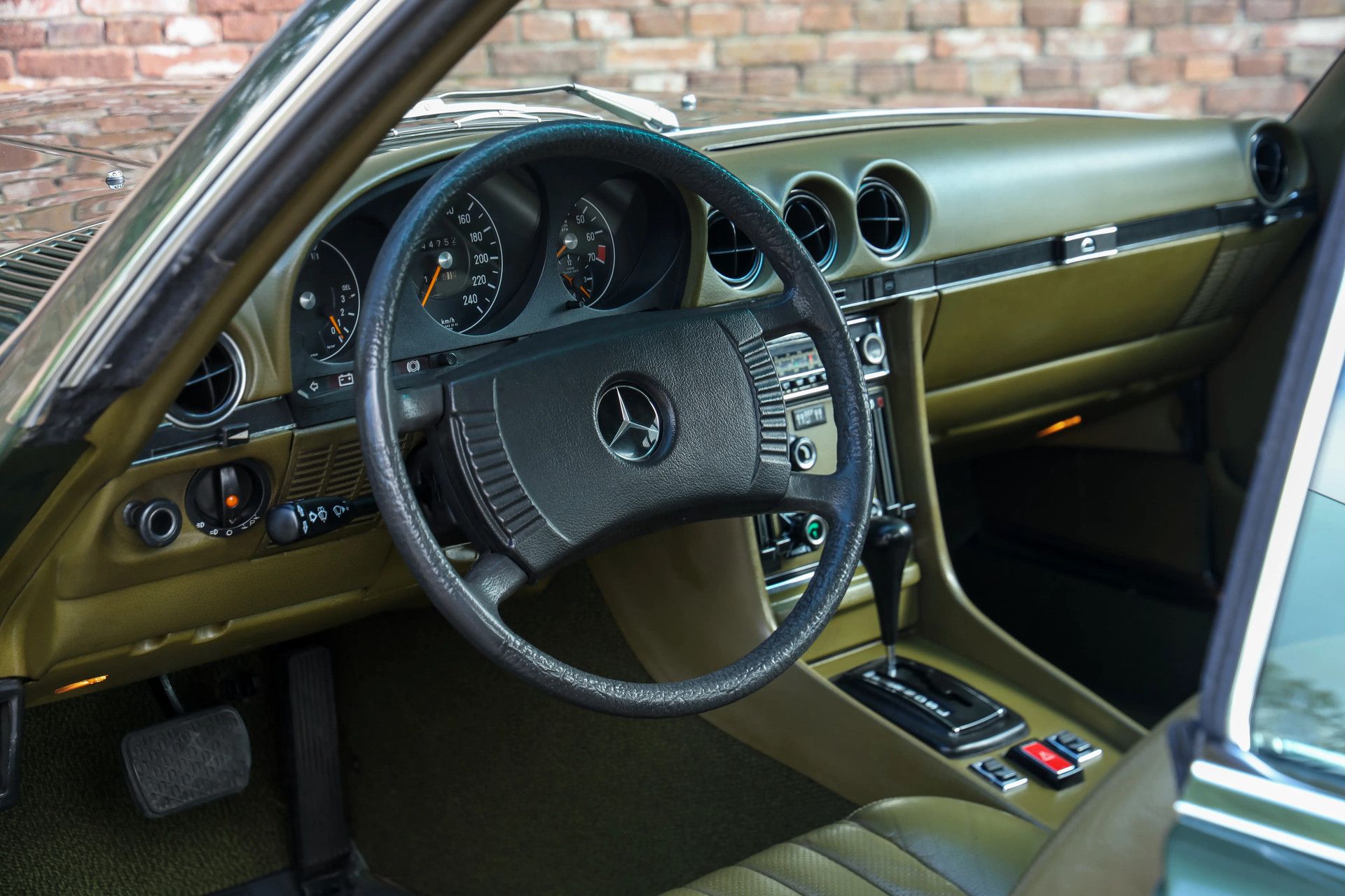 Mercedes-Benz 280 SLC "Completely green-colored" 10