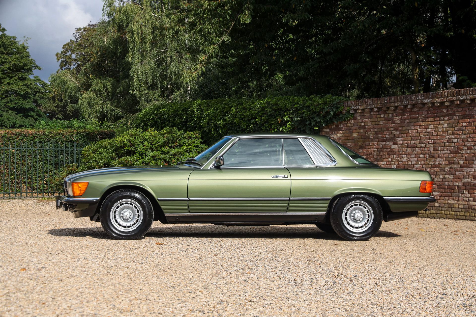 Mercedes-Benz 280 SLC "Completely green-colored" 12