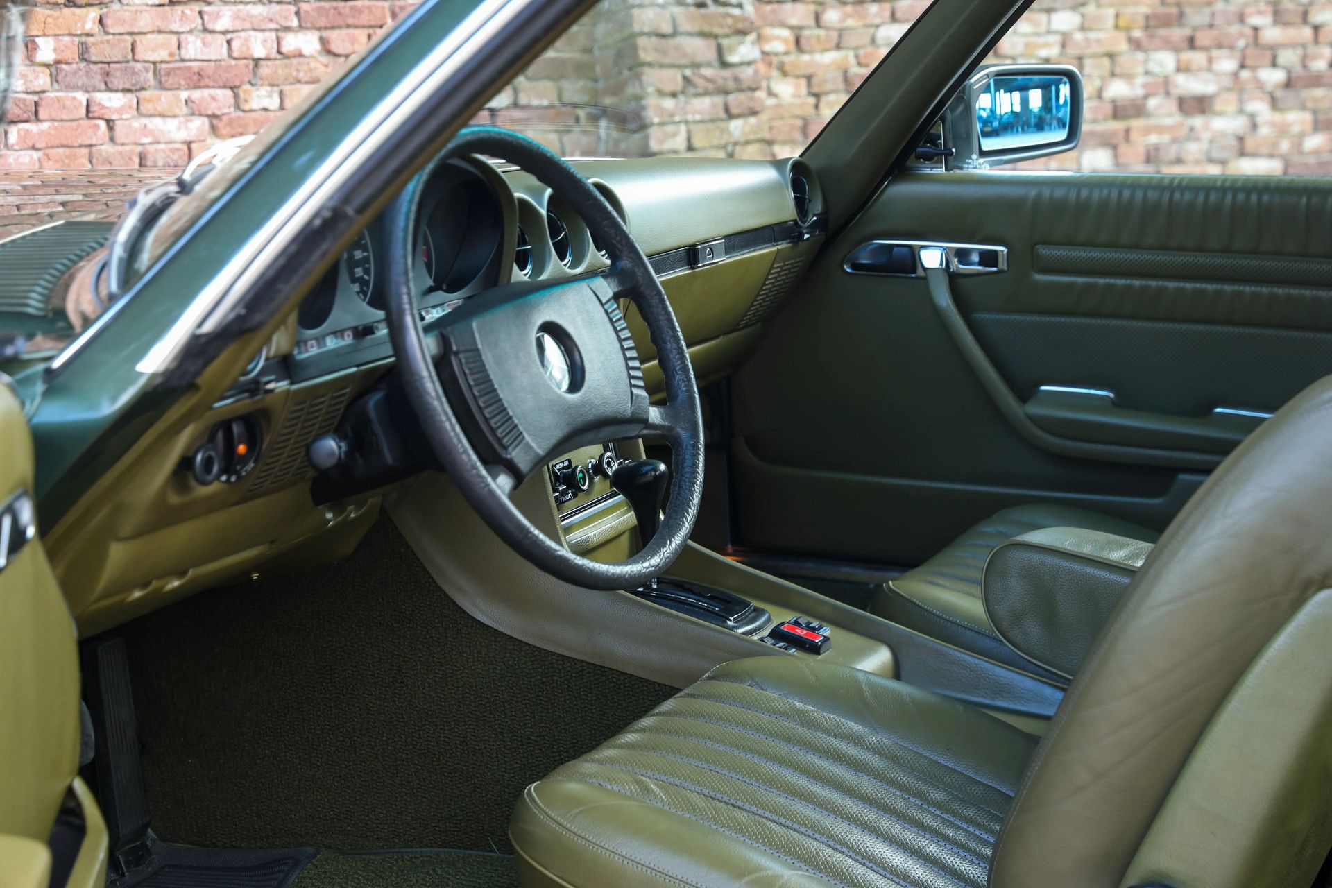 Mercedes-Benz 280 SLC "Completely green-colored" 13
