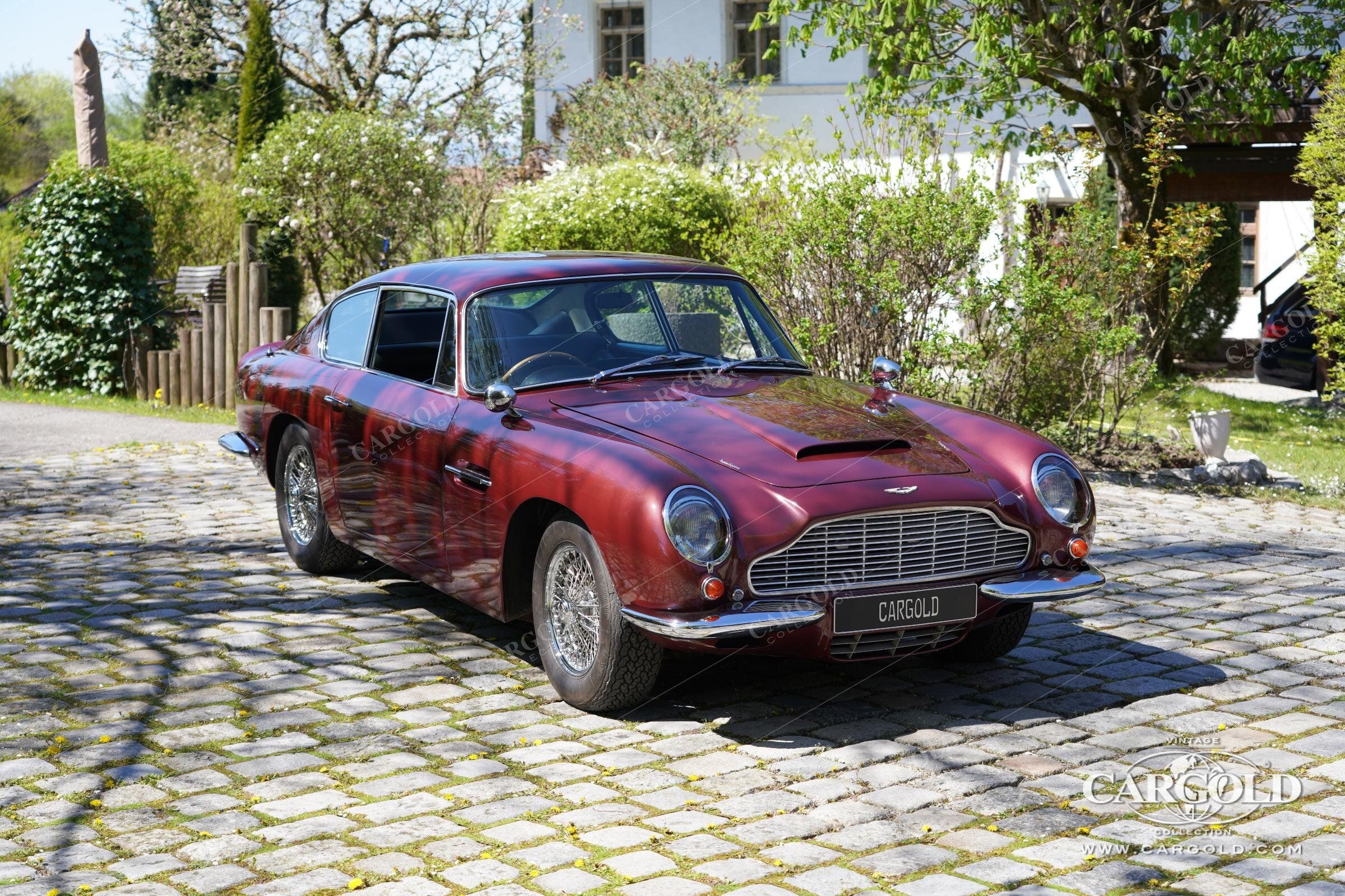 Aston Martin DB6 Vantage 12