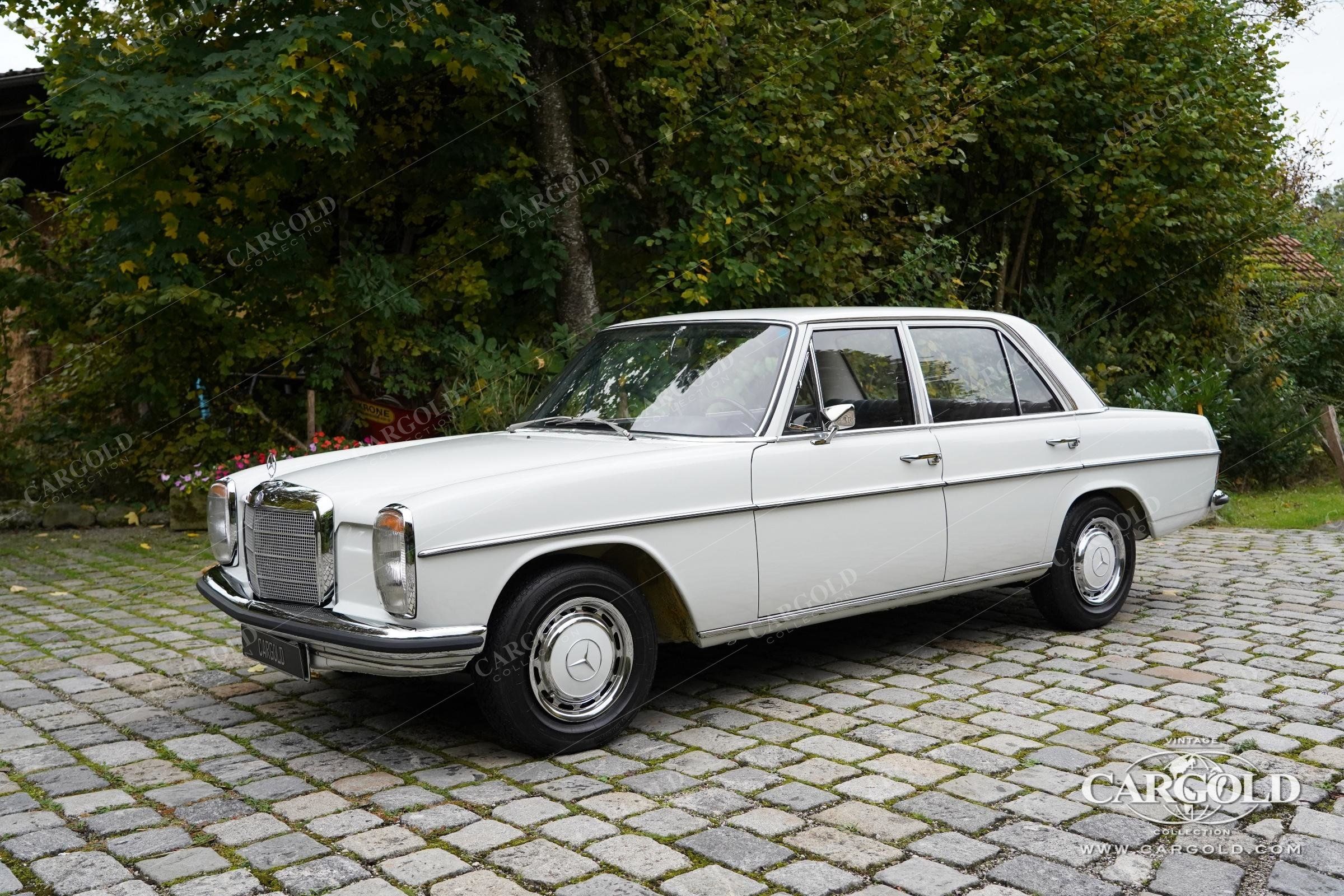 Mercedes-Benz 220/8 6