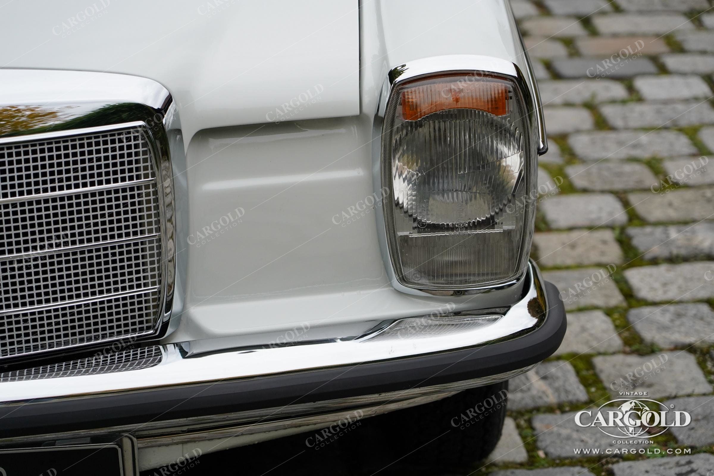 Mercedes-Benz 220/8 7