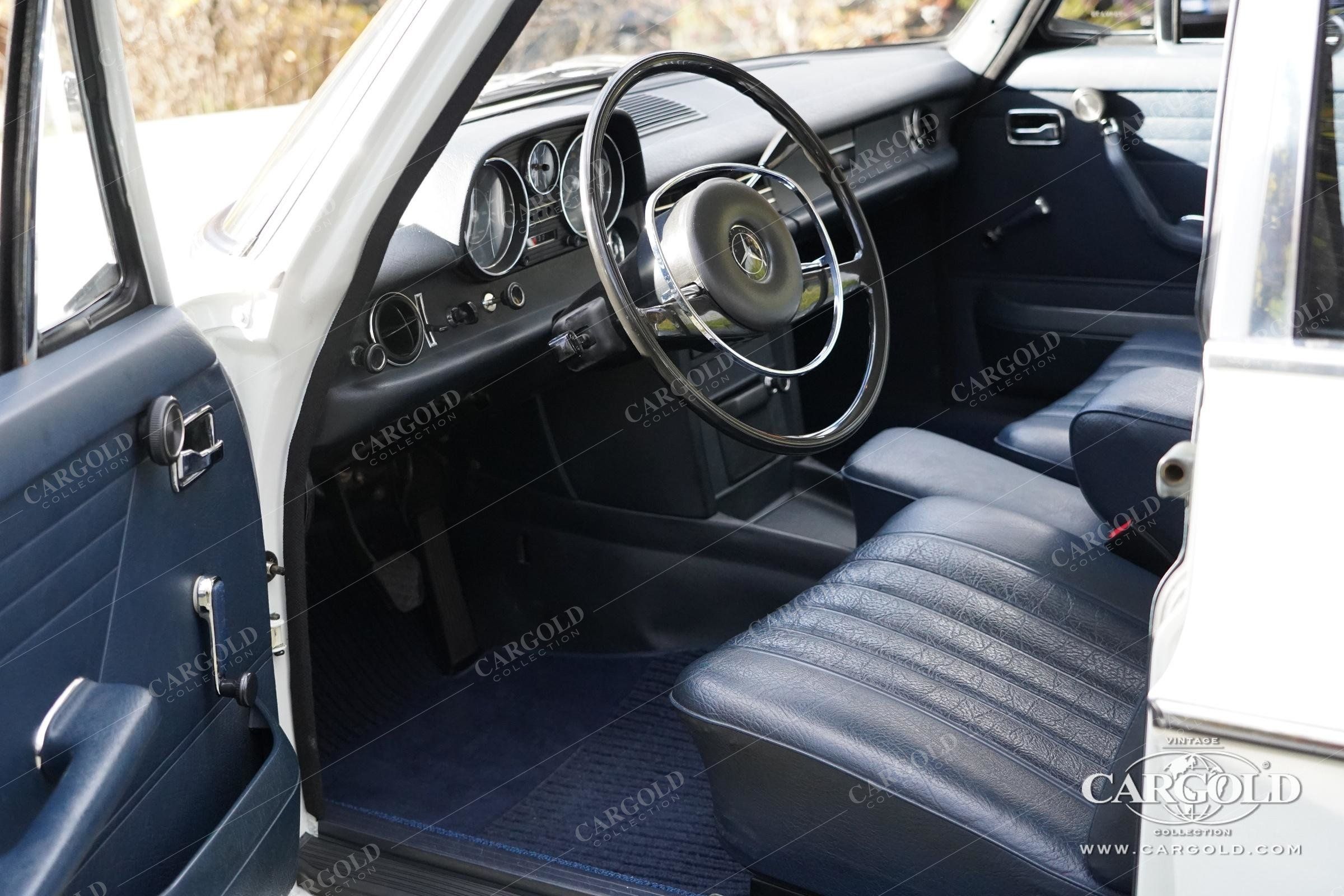 Mercedes-Benz 220/8 9