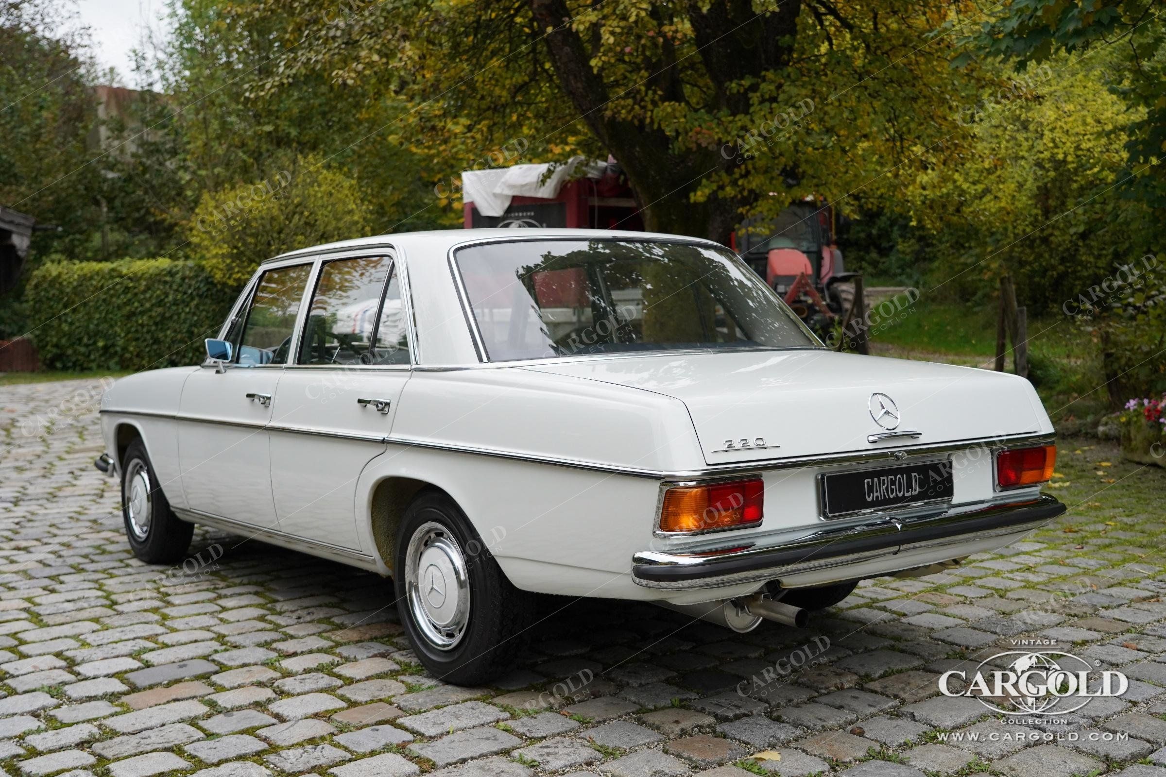 Mercedes-Benz 220/8 10