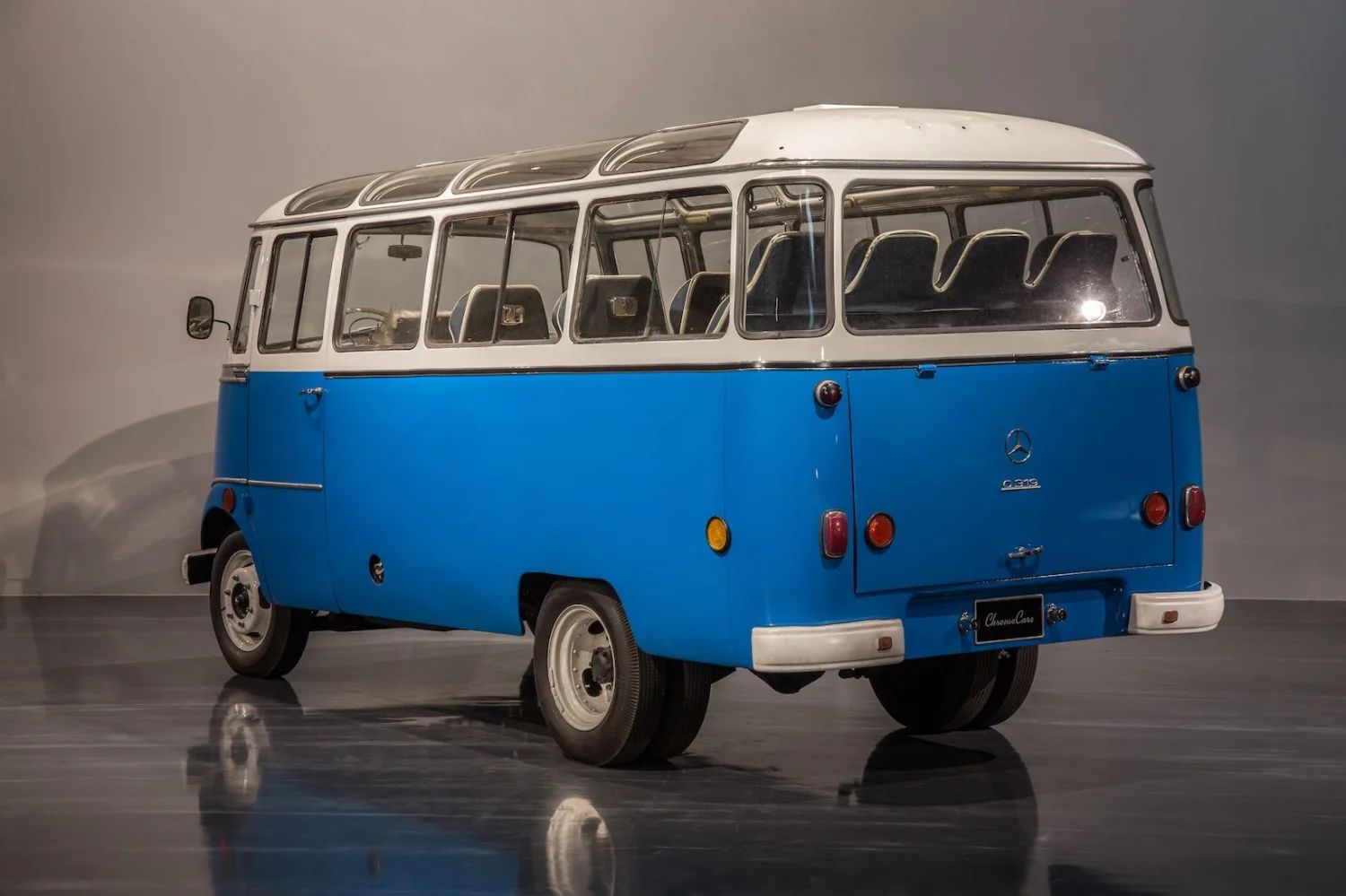 Mercedes-Benz O319 10 Passagiere Luxusbus 4