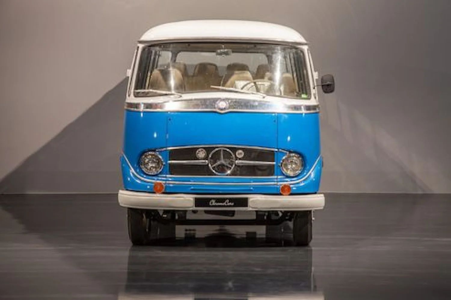 Mercedes-Benz O319 10 Passagiere Luxusbus 13
