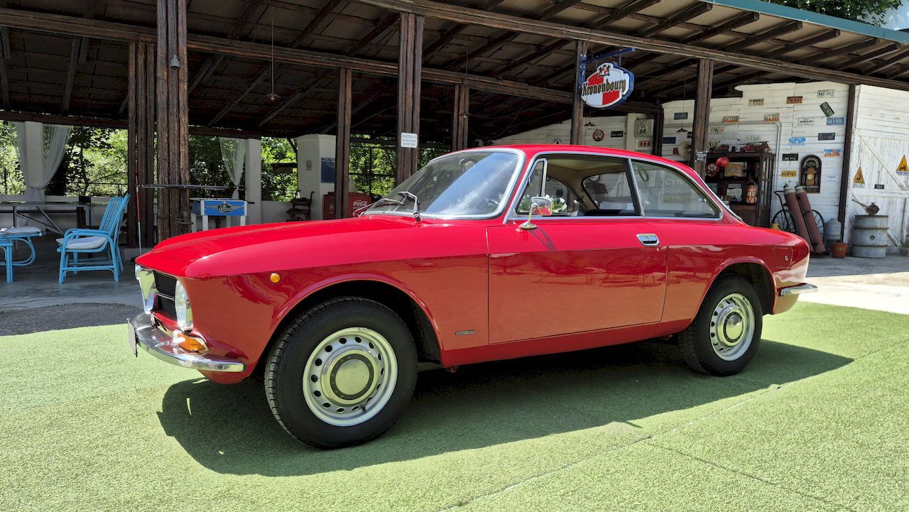 Alfa Romeo Giulia GT 1300 Junior 6