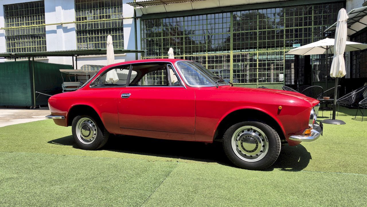 Alfa Romeo Giulia GT 1300 Junior 11
