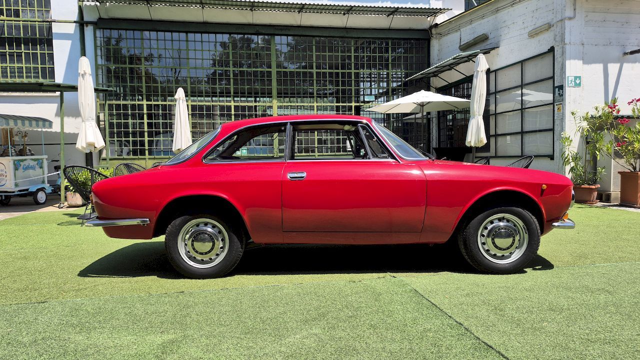 Alfa Romeo Giulia GT 1300 Junior 12