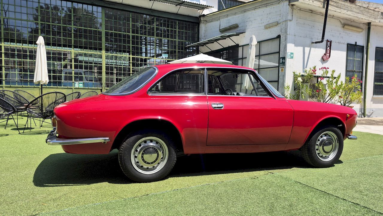 Alfa Romeo Giulia GT 1300 Junior 13