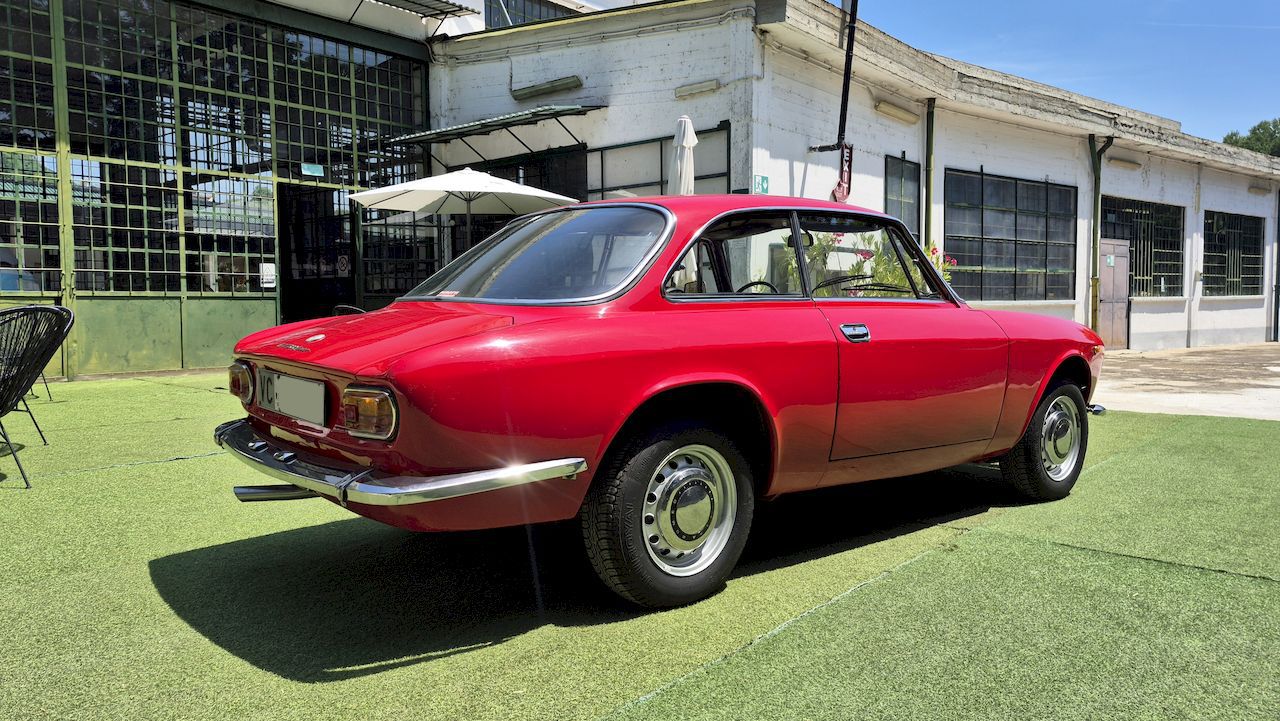 Alfa Romeo Giulia GT 1300 Junior 14
