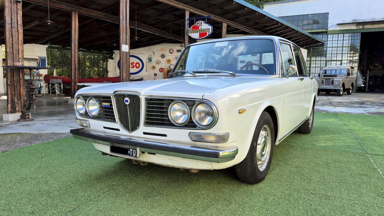 Lancia 2000 Iniezione 7