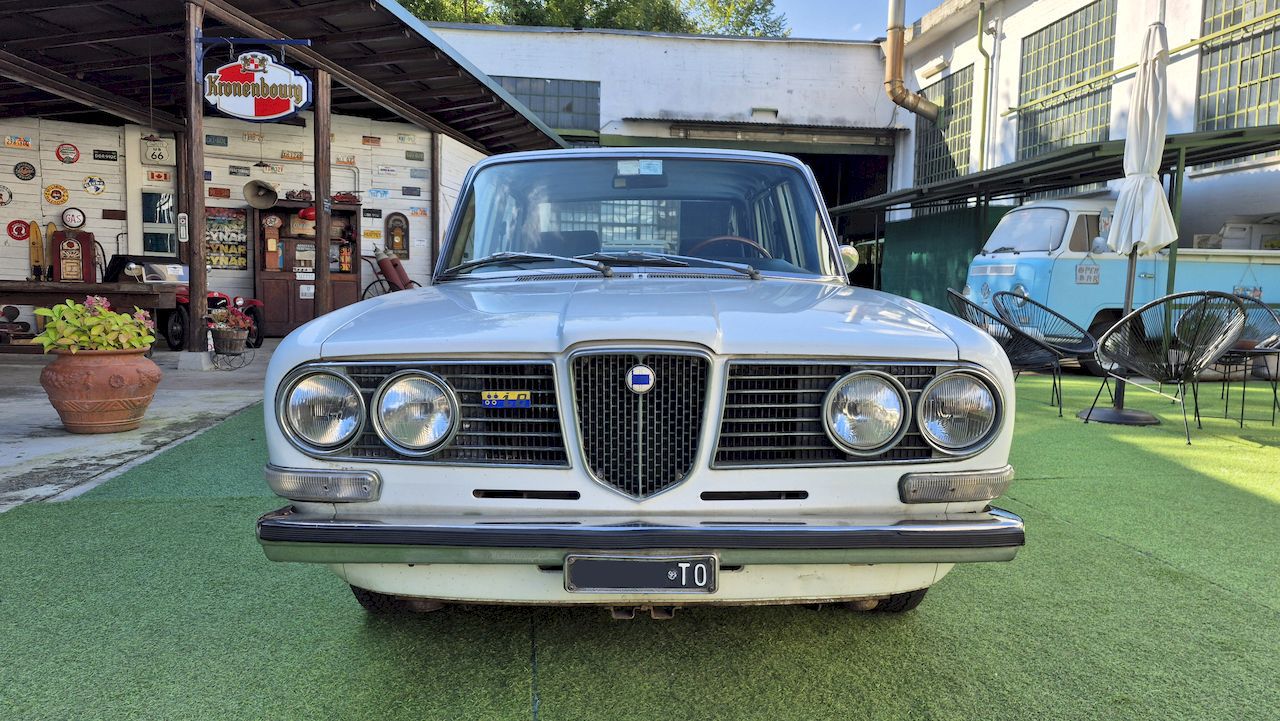Lancia 2000 Iniezione 8