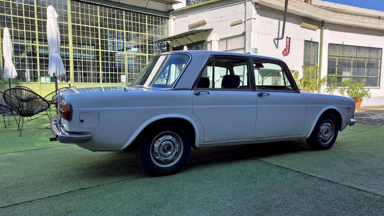 Lancia 2000 Iniezione 13