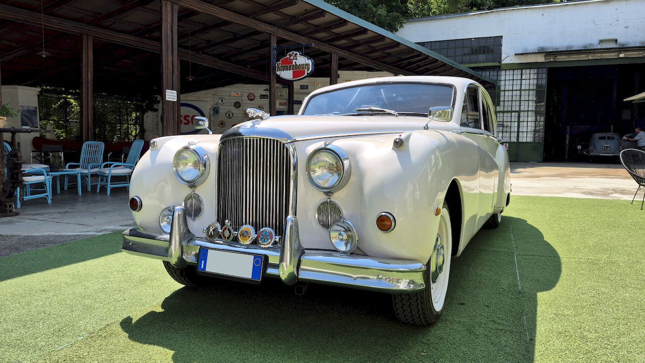 Jaguar Mk IX 7