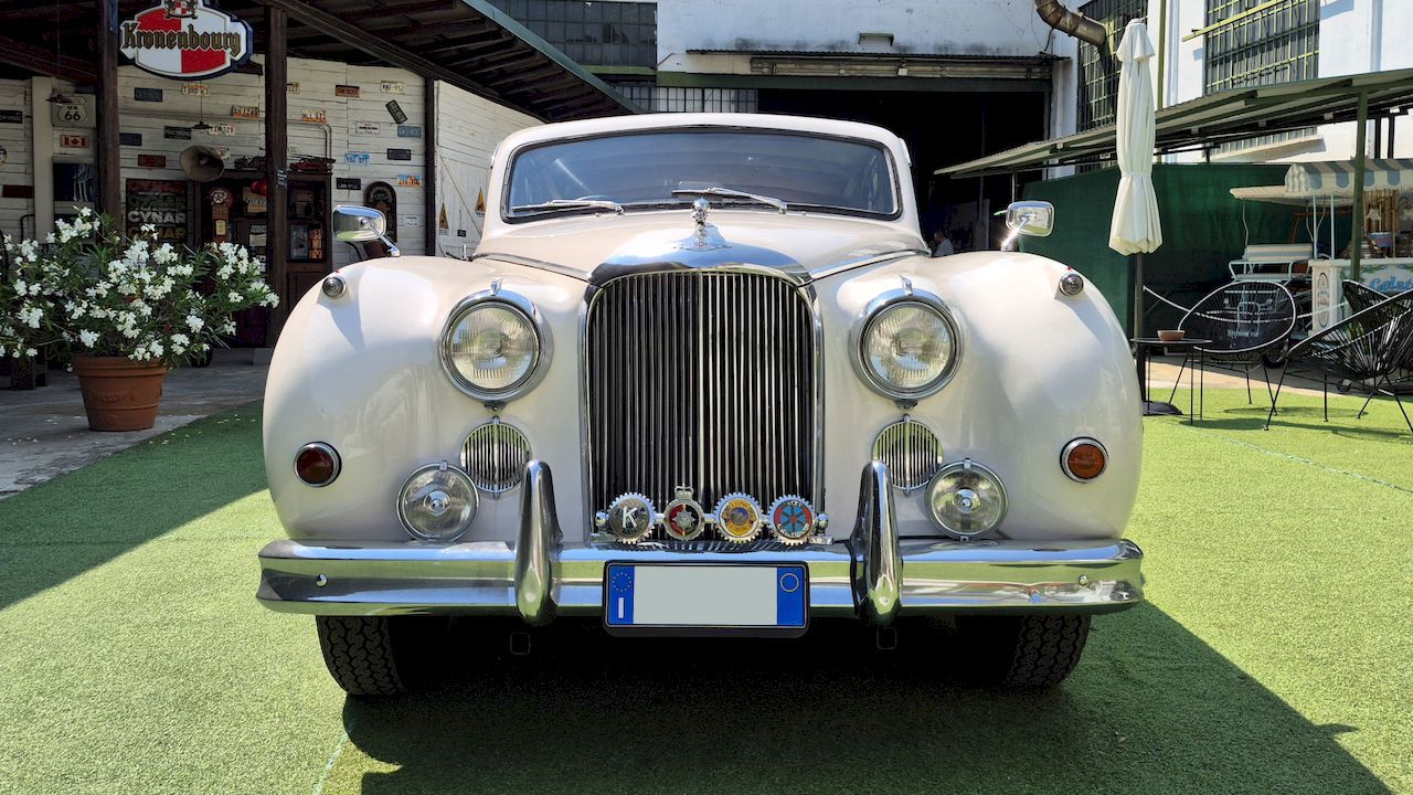 Jaguar Mk IX 8