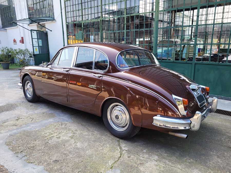 Jaguar Mk II 2.4 14