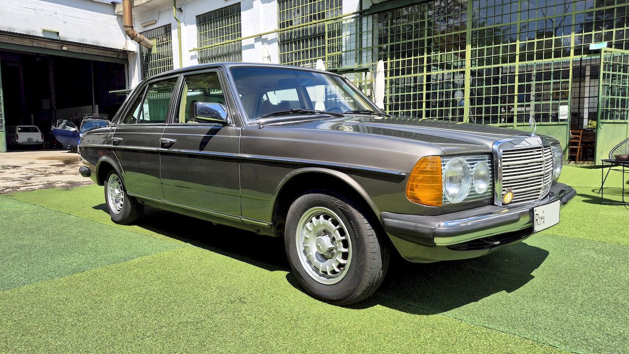 Mercedes-Benz 240 D 11
