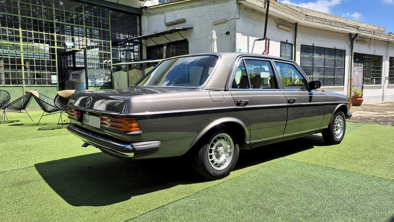 Mercedes-Benz 240 D 15