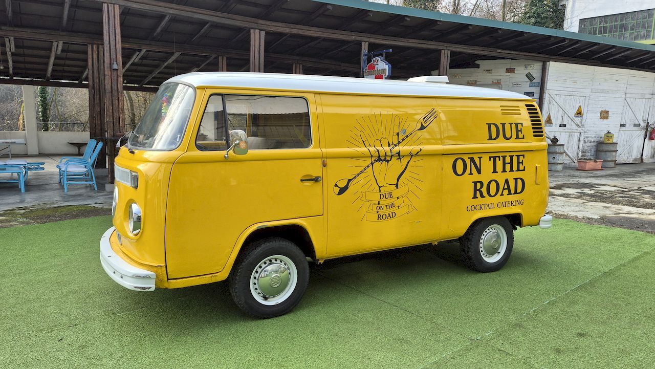 Volkswagen T2b panel van 2