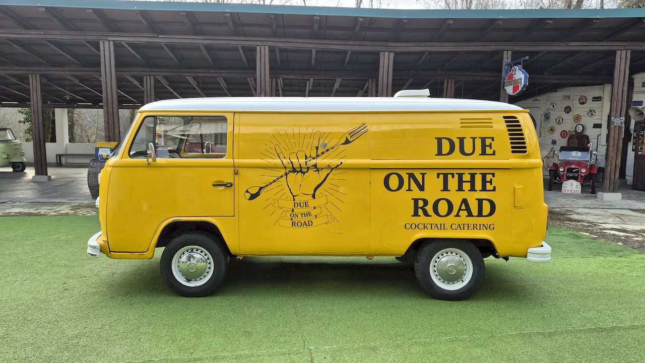 Volkswagen T2b panel van 4
