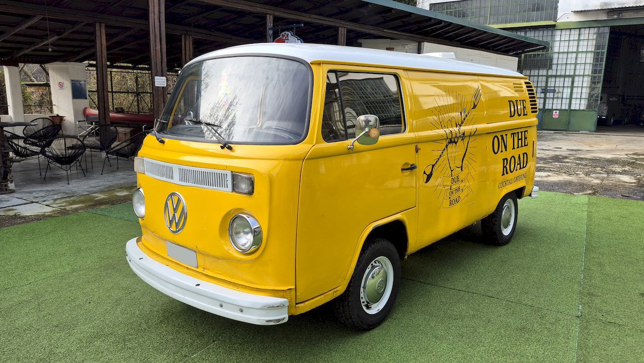 Volkswagen T2b panel van 7