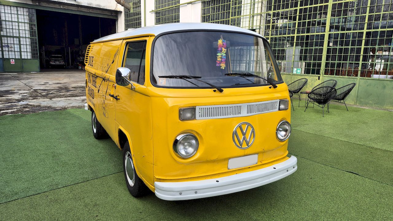 Volkswagen T2b panel van 10
