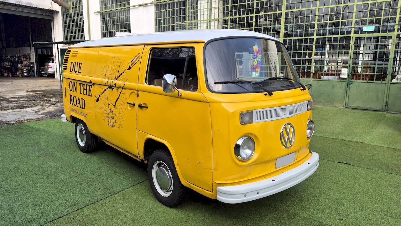 Volkswagen T2b panel van 11