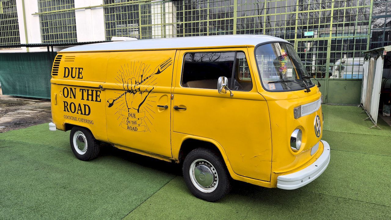 Volkswagen T2b panel van 12
