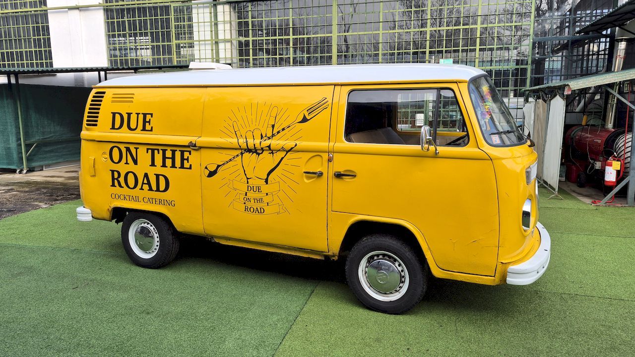 Volkswagen T2b panel van 13