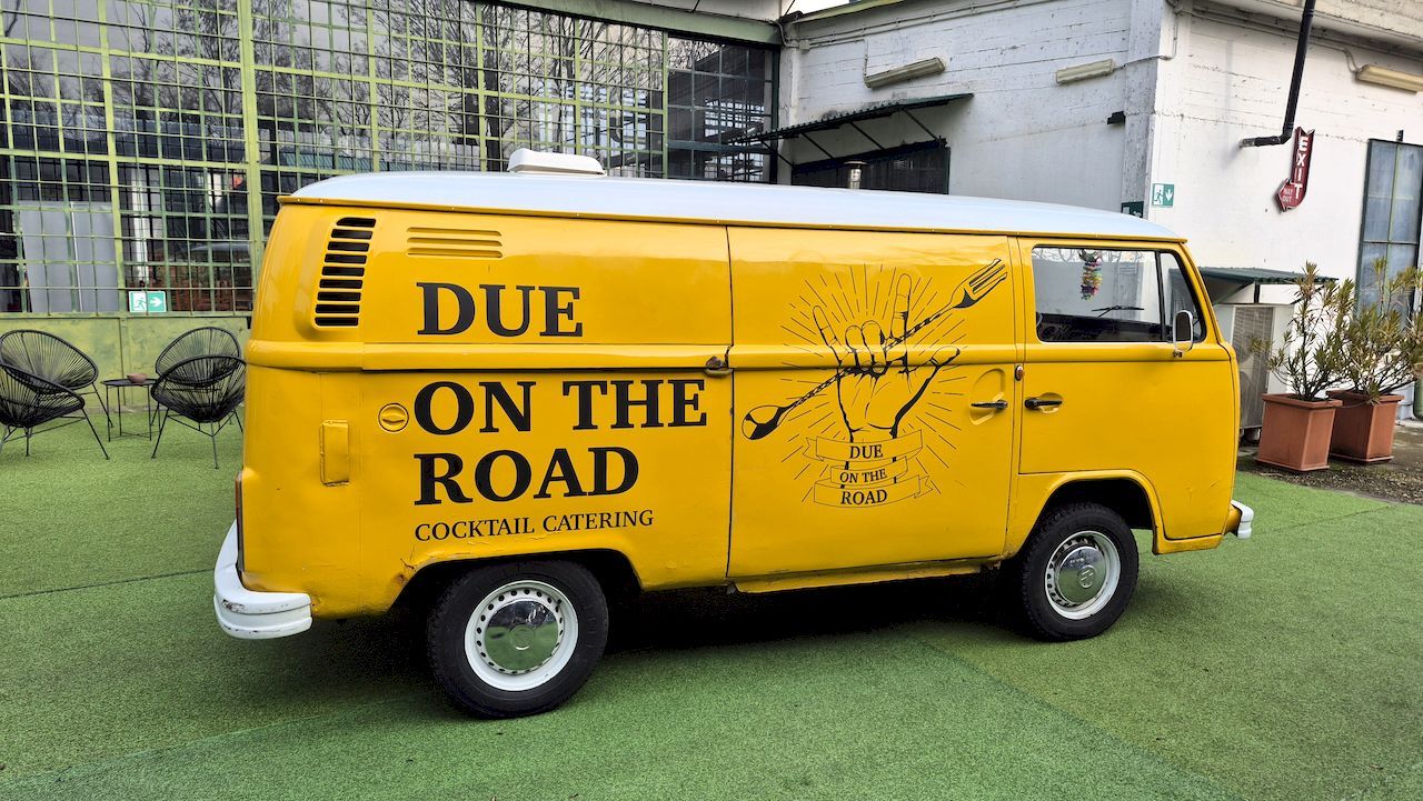 Volkswagen T2b panel van 15