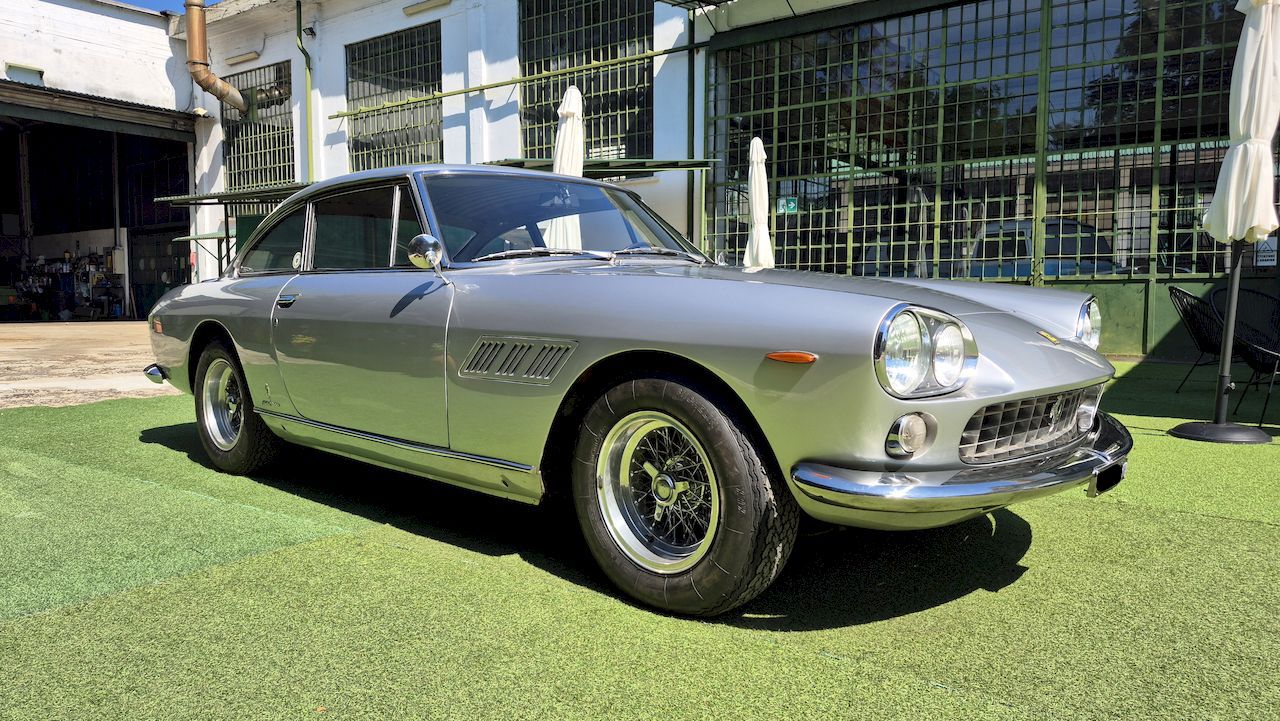 Ferrari 330 GT 2+2 10