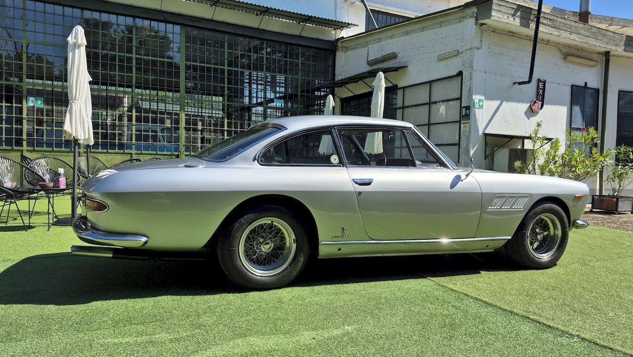 Ferrari 330 GT 2+2 13