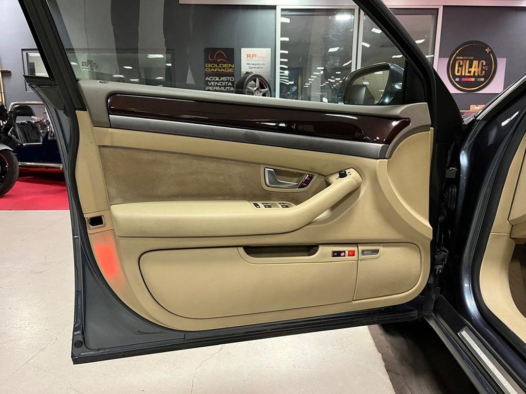 Audi A8 4.2 V8 FSI Quattro Tiptronic 10
