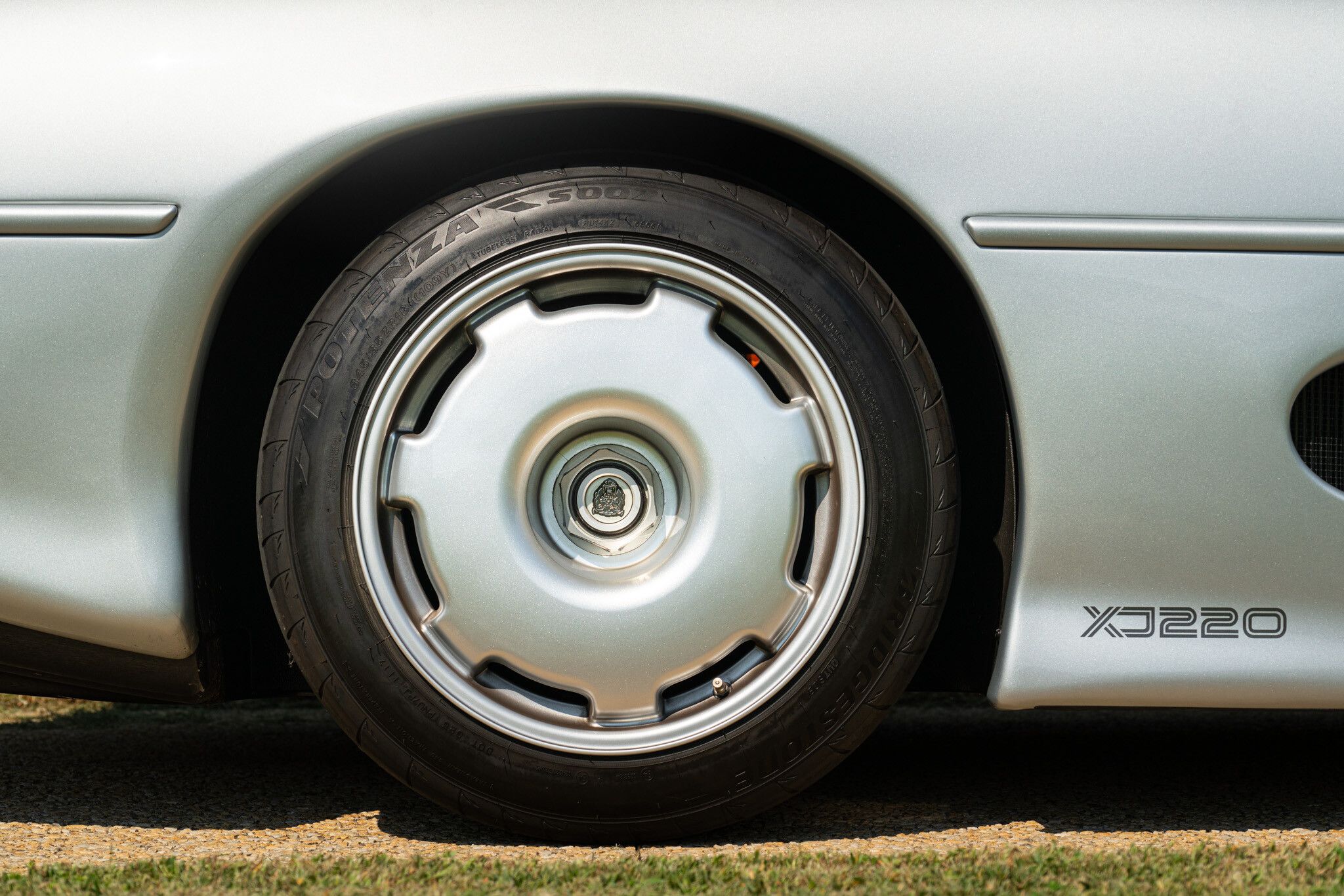 Jaguar XJ 220 33