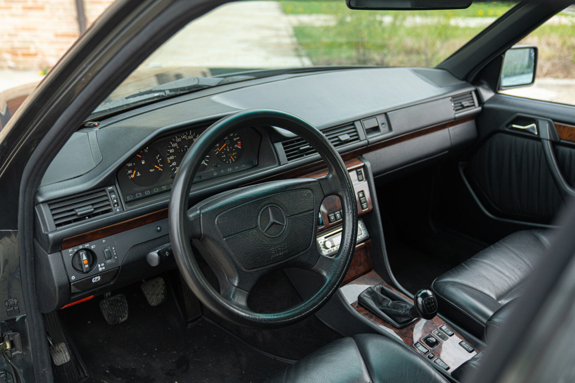Mercedes-Benz 320 E 28