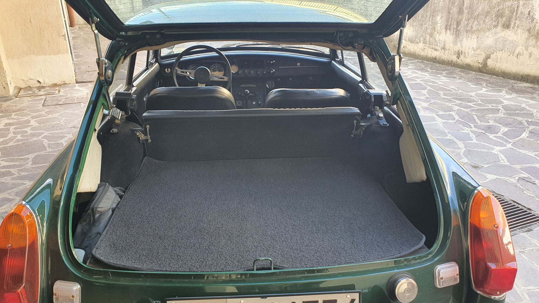 MG B gt coupé 29