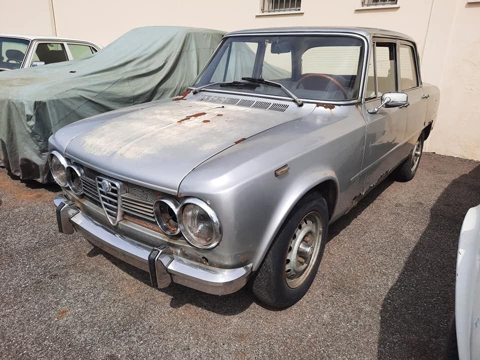 Alfa Romeo Giulia 1300 Super del 1971 3