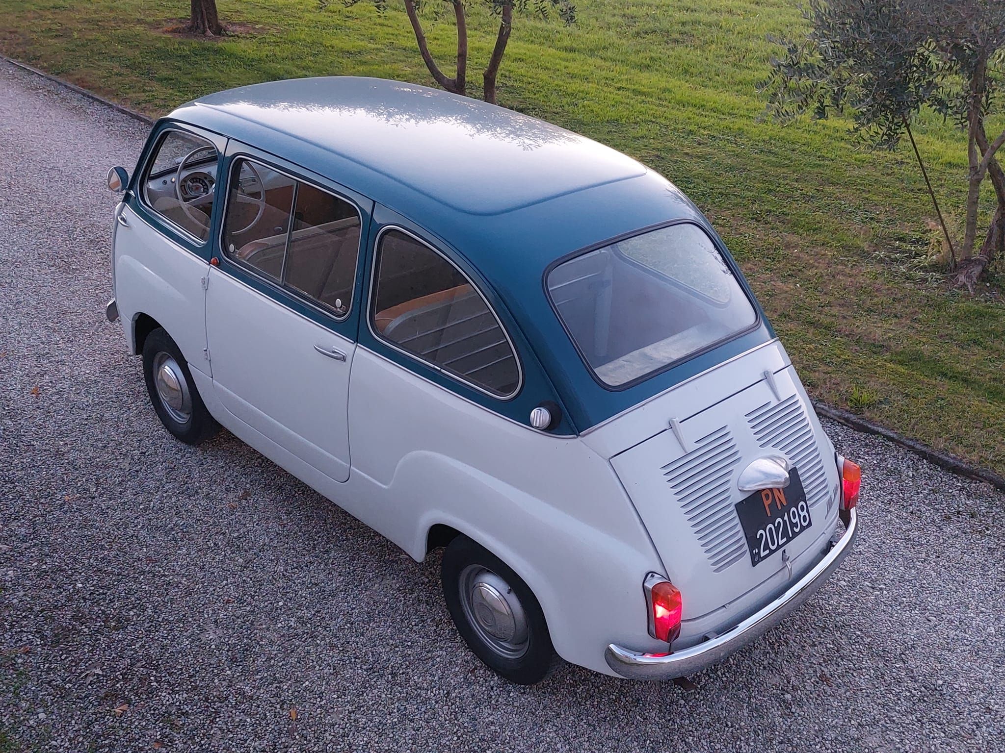 Fiat 600 Multipla del 1961 versione a cinque posti 11