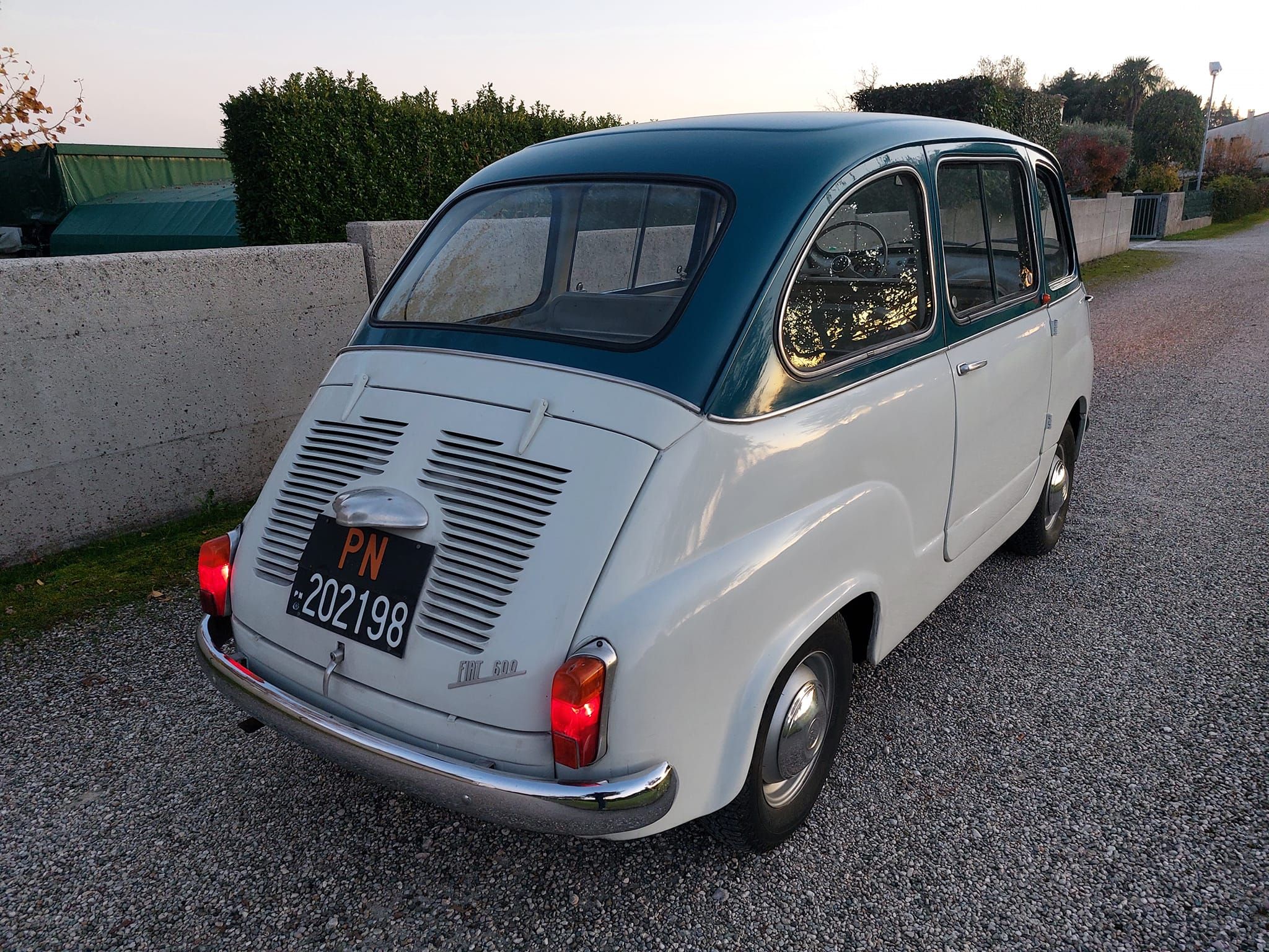 Fiat 600 Multipla del 1961 versione a cinque posti 14