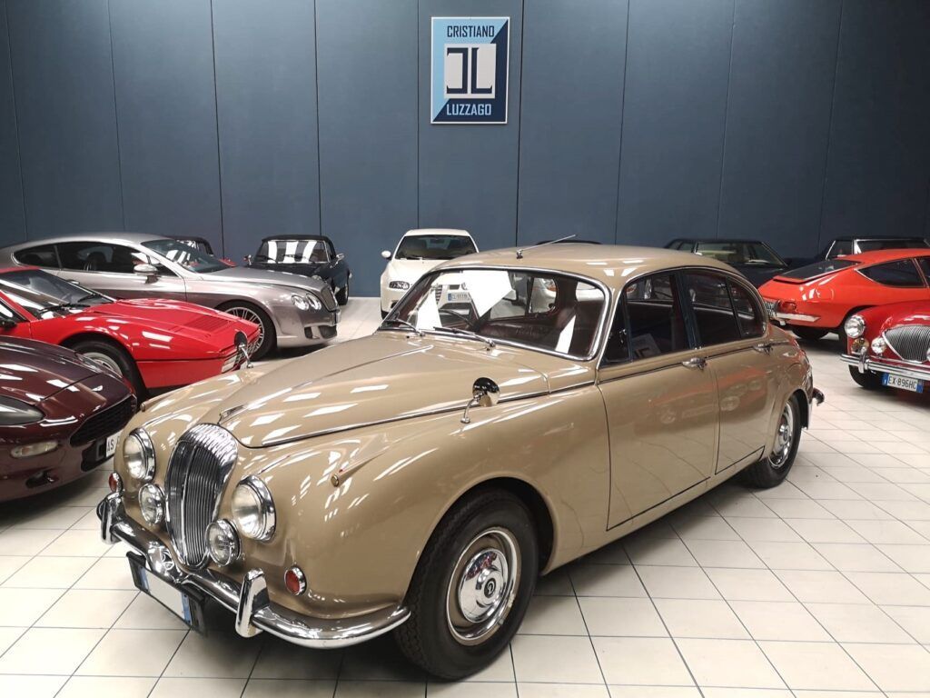V8 Saloon 2