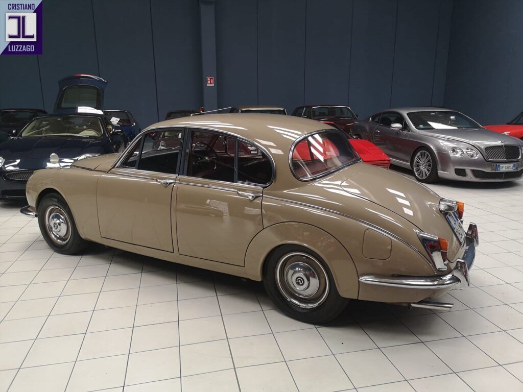 V8 Saloon 4