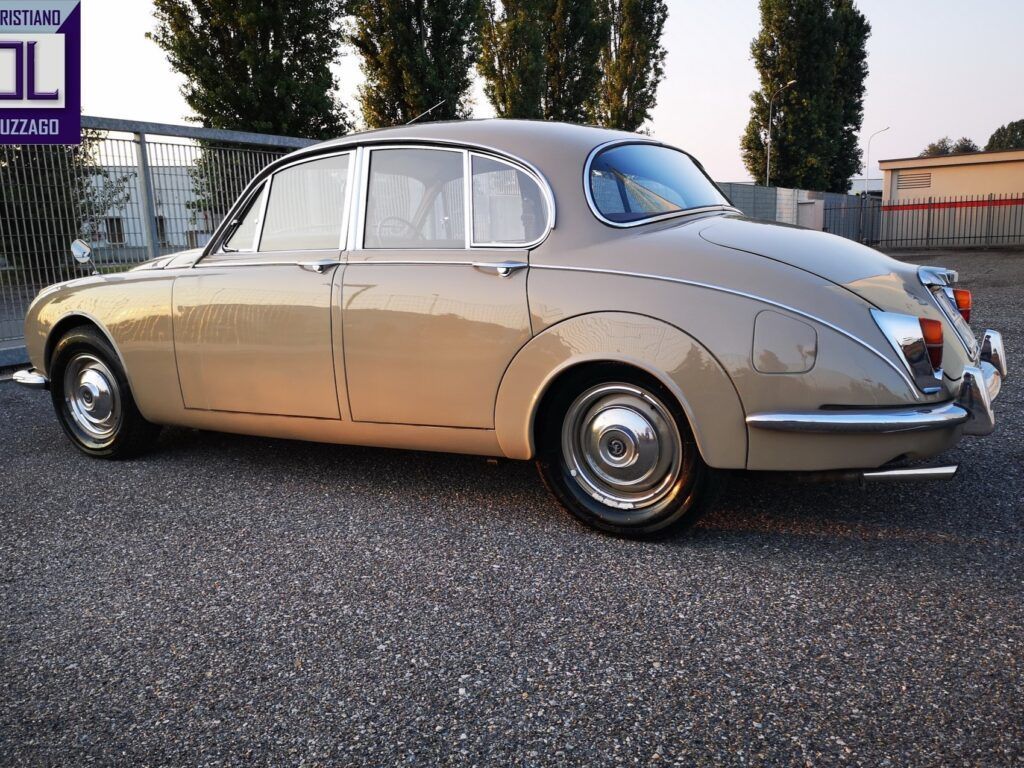 V8 Saloon 9