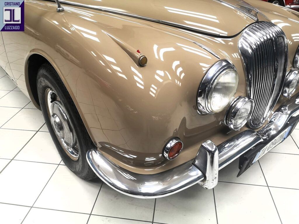 V8 Saloon 15