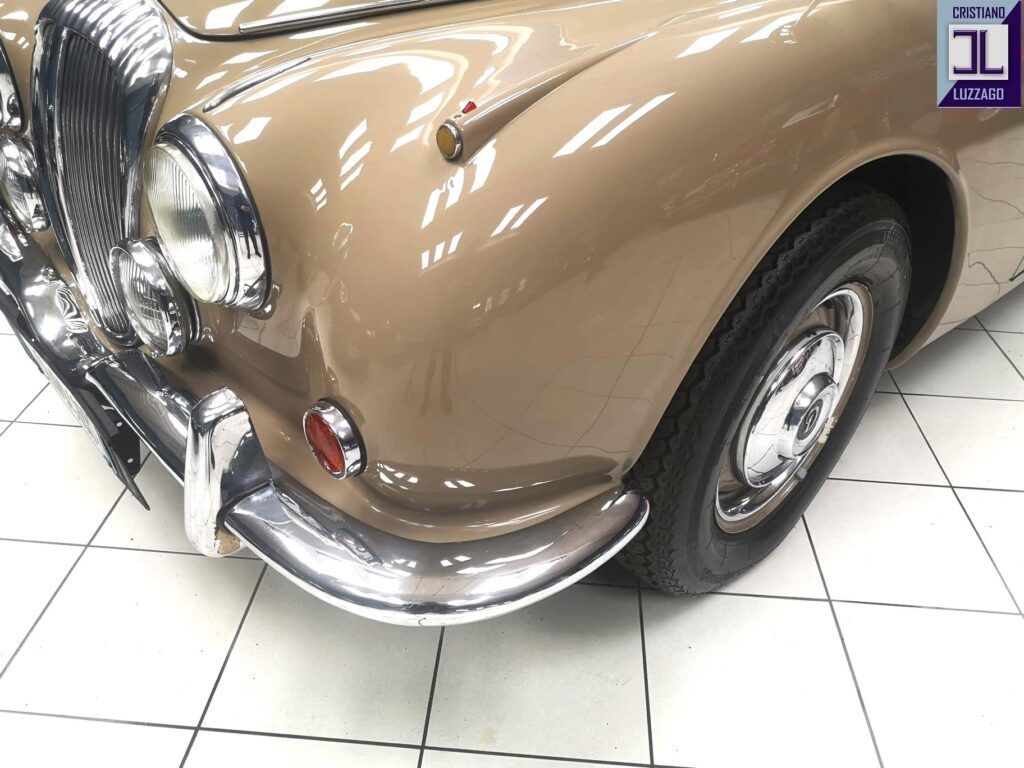 V8 Saloon 17
