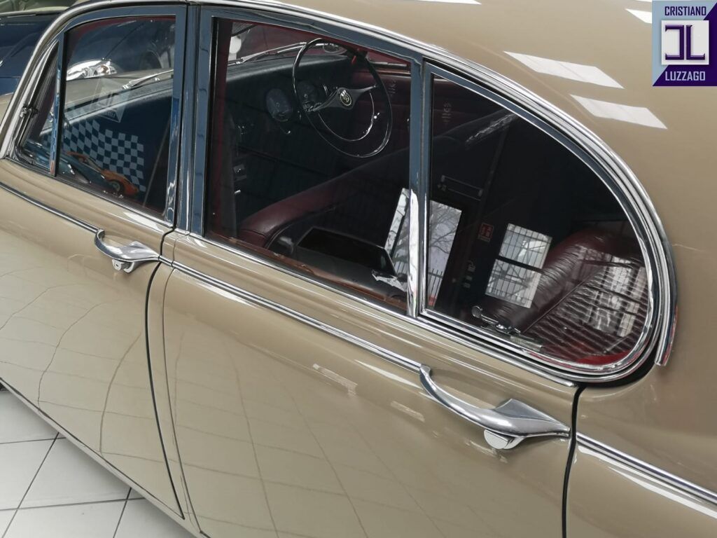 V8 Saloon 31