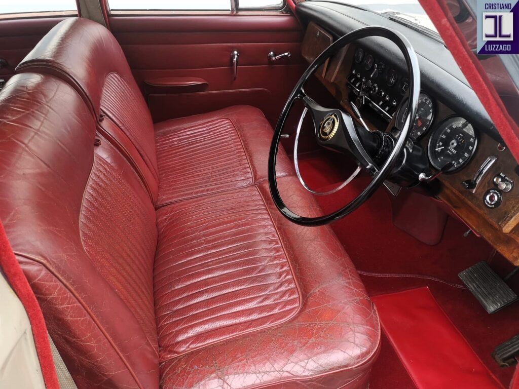 V8 Saloon 34