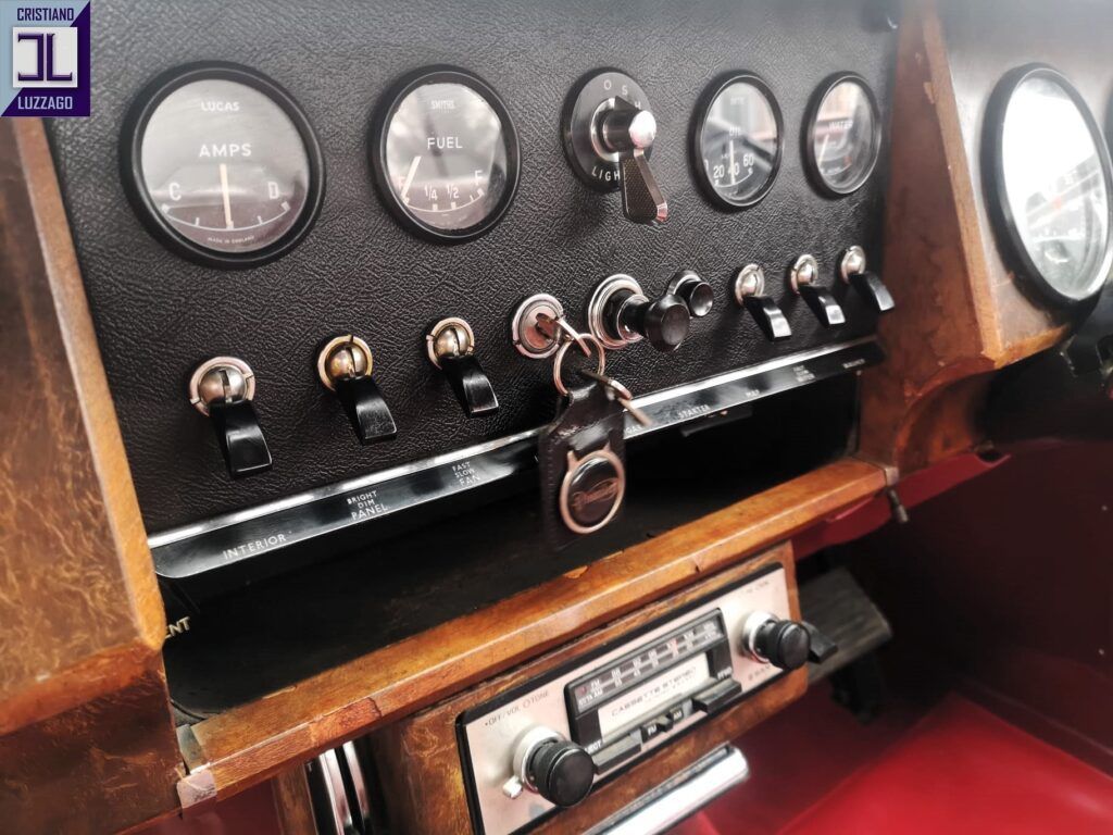 V8 Saloon 38