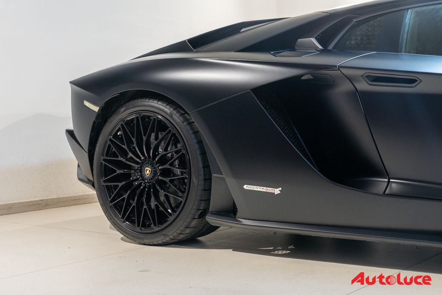 Lamborghini AVENTADOR S 11